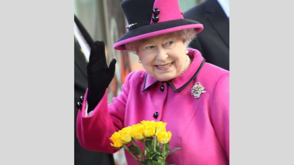 Queen Elizebeth in pink suit -