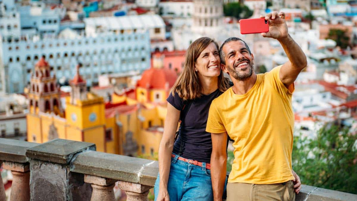 couple traveling taking selfies