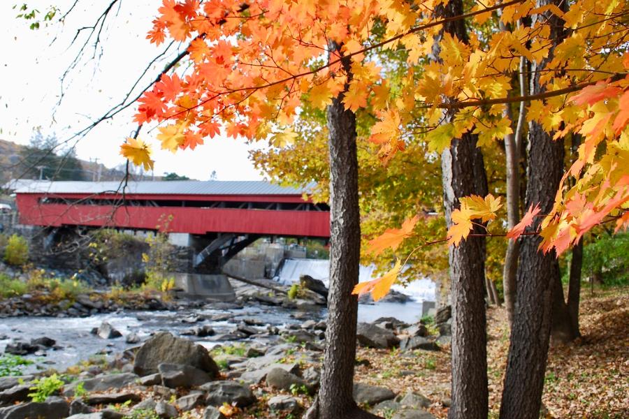 red-covered-bridge-in-fall-new-england