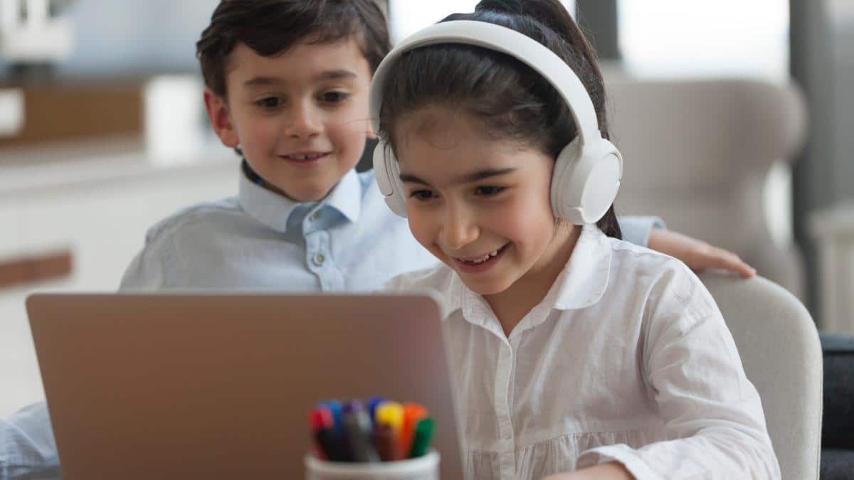 kid playin computer games