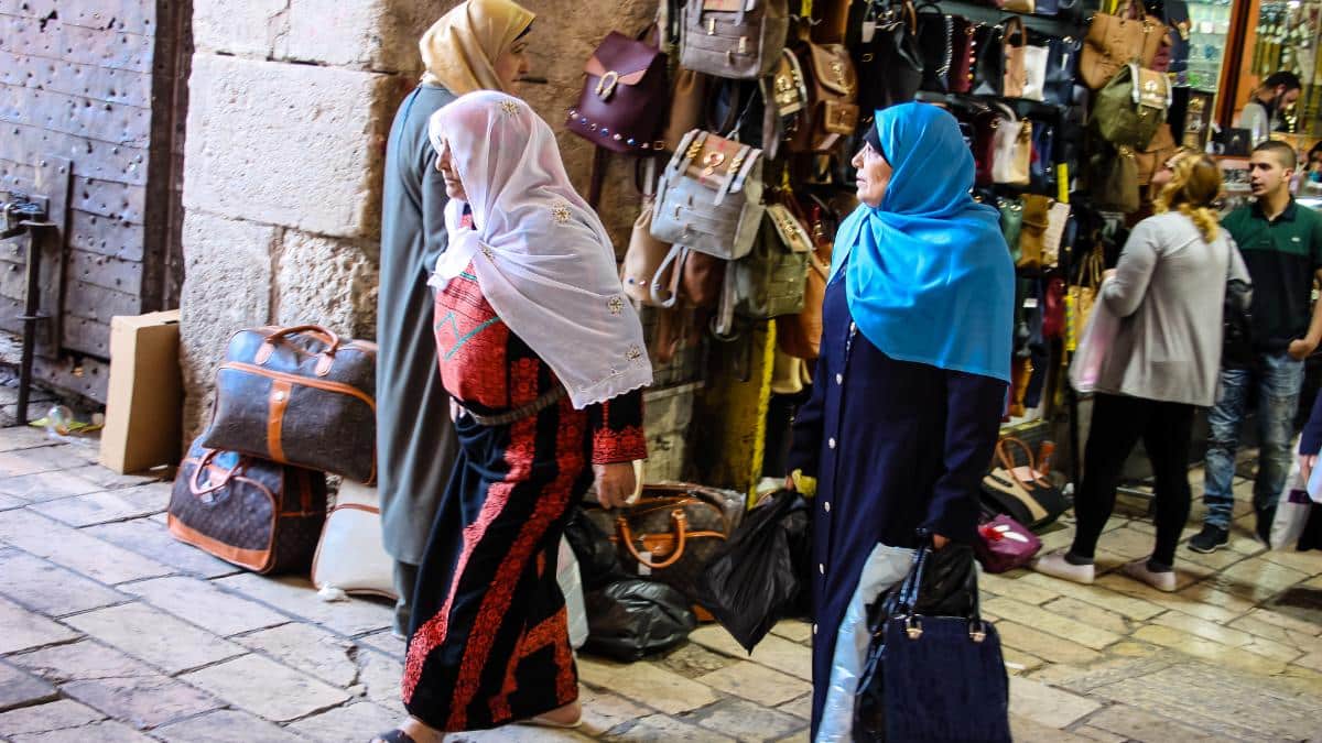 women in Qatar market