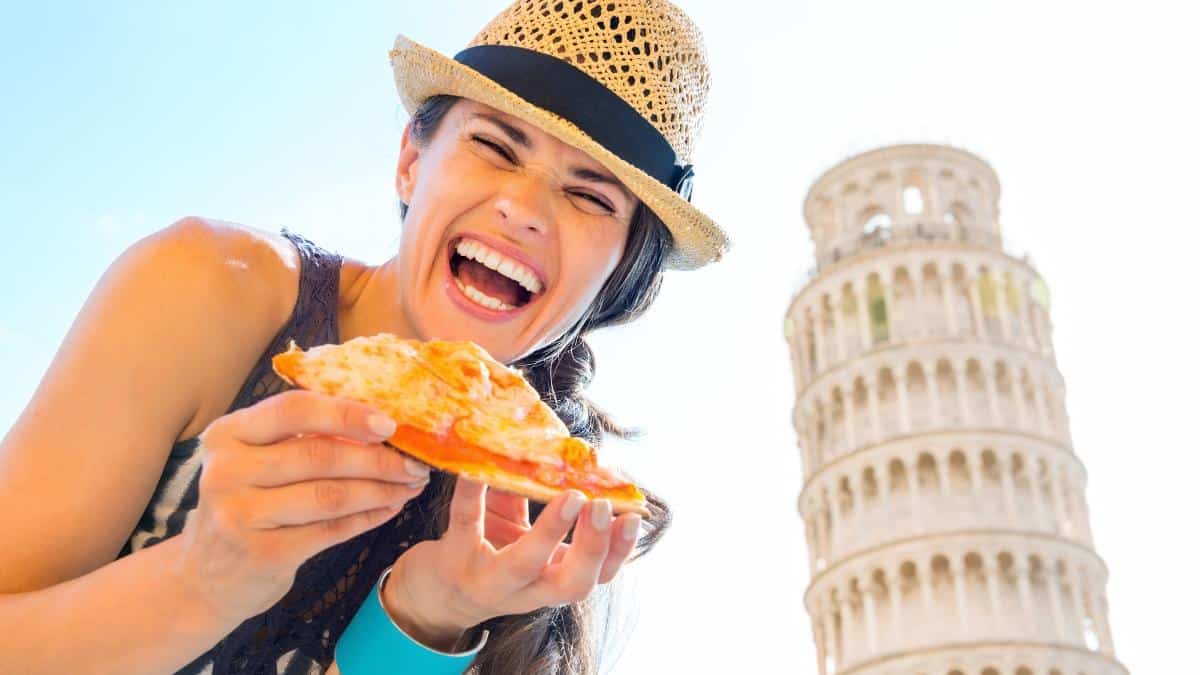 woman tourist eating pizza