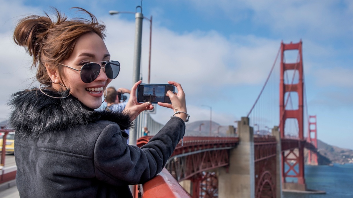 woman at golden gate bridge