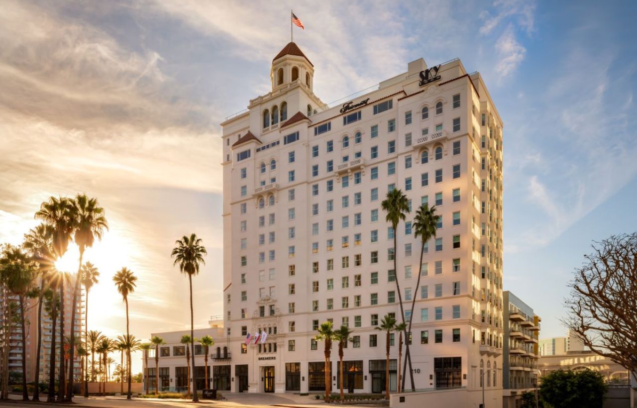 exterior photo of Fairmont Breakers hotel